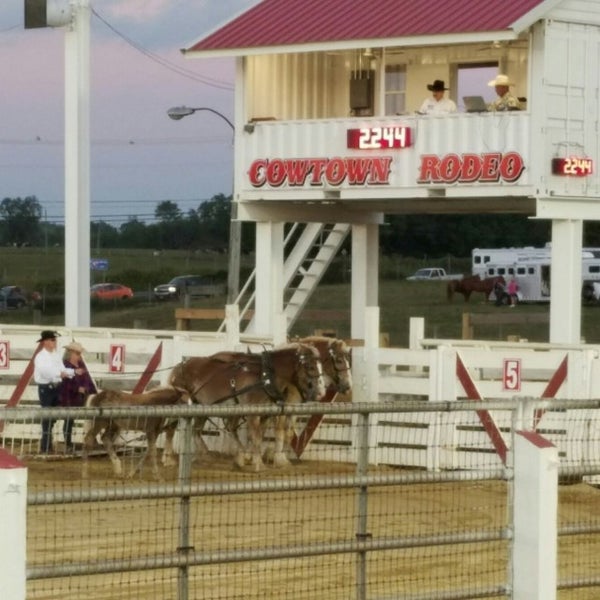 Das Foto wurde bei Cowtown Rodeo von Pat am 9/24/2016 aufgenommen