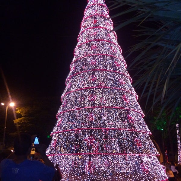 Photo taken at Praça Tubal Vilela by Erlon H. on 12/22/2014