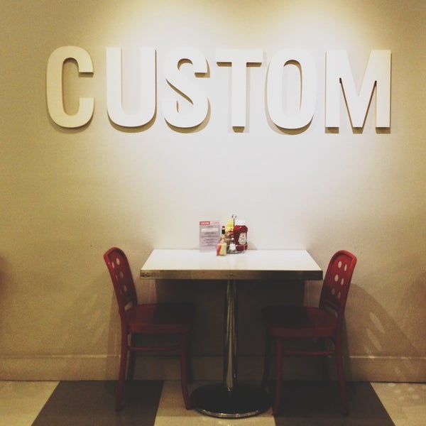 2/21/2013 tarihinde Connor J.ziyaretçi tarafından Custom Burger'de çekilen fotoğraf