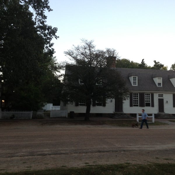 Photo taken at Williamsburg Ghost Tour by Gwenevere C. on 10/1/2013