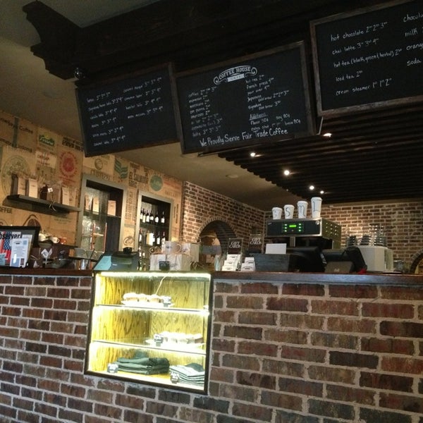 Foto tomada en Coffee House Cafe  por RP el 1/1/2013