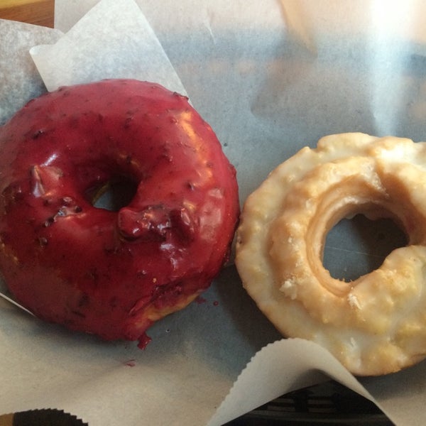 10/30/2015 tarihinde Matt G.ziyaretçi tarafından Guru Donuts'de çekilen fotoğraf