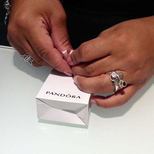 Photo prise au Pandora Jewelry par Мария Л. le9/18/2013