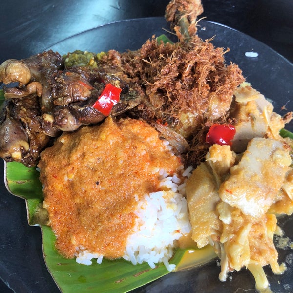 Foto diambil di Nasi Padang Kampung Baru oleh Yuen M. pada 4/4/2019.