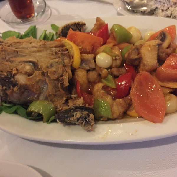 Foto scattata a Cunda Balık Restaurant da BanuCgn il 12/3/2015