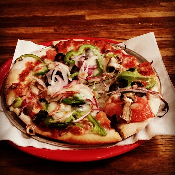 รูปภาพถ่ายที่ The Original Pizza Cookery โดย Shelby เมื่อ 5/2/2015