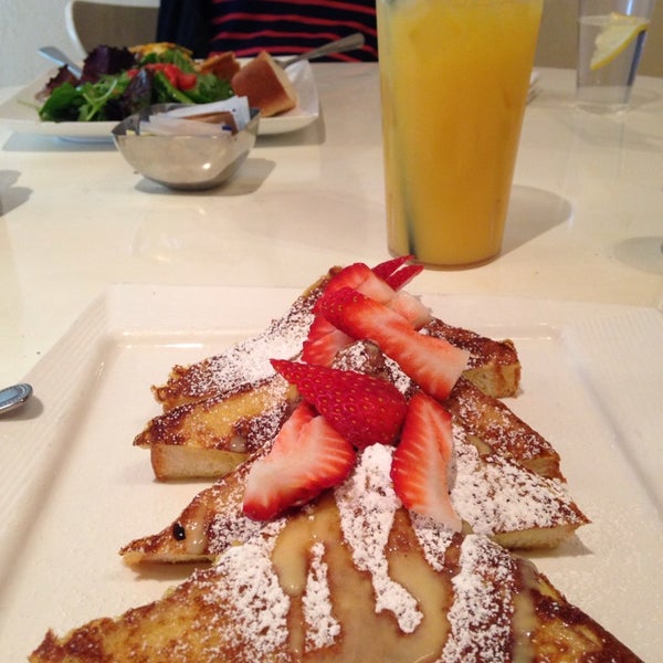 Das Foto wurde bei Artisan Foods Bakery &amp; Café von Makiko S. am 4/17/2014 aufgenommen