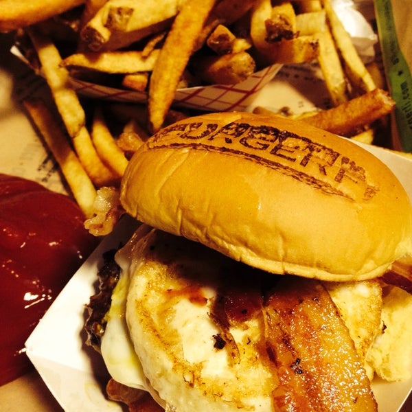 รูปภาพถ่ายที่ BurgerFi โดย Jessica K. เมื่อ 4/22/2014