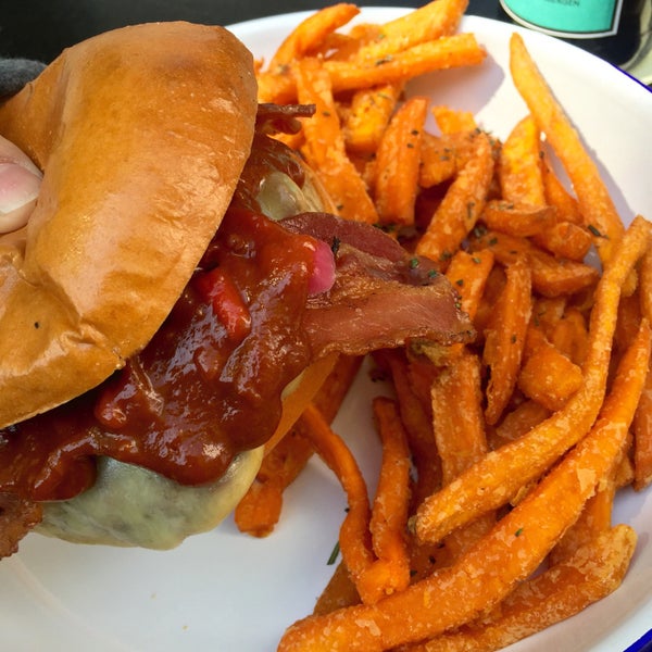 Photo taken at Otto&#39;s Burger by Veronica L. on 5/25/2015