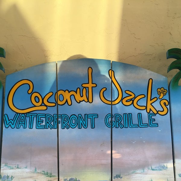 Снимок сделан в Coconut Jack&#39;s Waterfront Grille пользователем Katie J. 2/25/2016