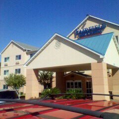 Foto tomada en Fairfield Inn &amp; Suites Houston I-45 North  por Michelle T. el 9/21/2012