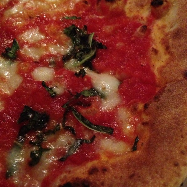 รูปภาพถ่ายที่ Bella Napoli Pizzeria โดย Sherie S. เมื่อ 11/21/2013