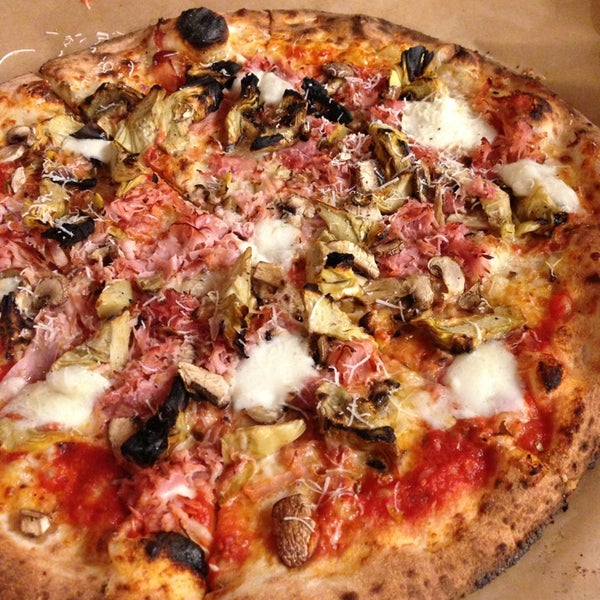 8/20/2013 tarihinde Sherie S.ziyaretçi tarafından DeSano Pizza Bakery'de çekilen fotoğraf
