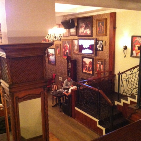 6/23/2013 tarihinde Anton G.ziyaretçi tarafından Churchill Pub / Черчилль Паб'de çekilen fotoğraf