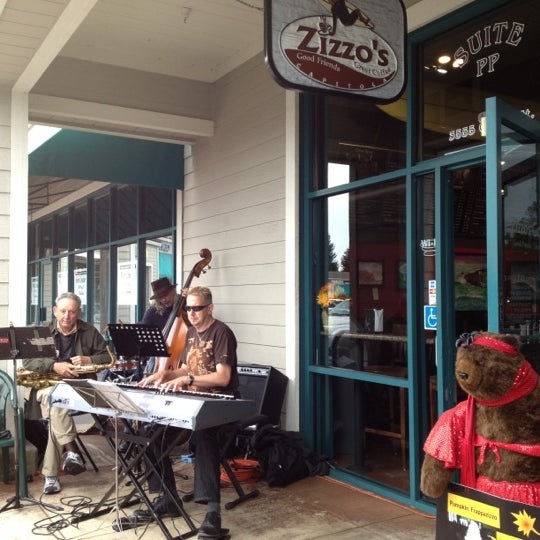 รูปภาพถ่ายที่ Zizzo&#39;s Coffeehouse &amp; Wine Bar โดย Jenni Lynne L. เมื่อ 10/20/2012