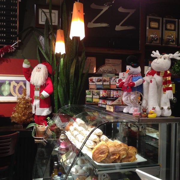 รูปภาพถ่ายที่ Zizzo&#39;s Coffeehouse &amp; Wine Bar โดย Jenni Lynne L. เมื่อ 12/12/2014