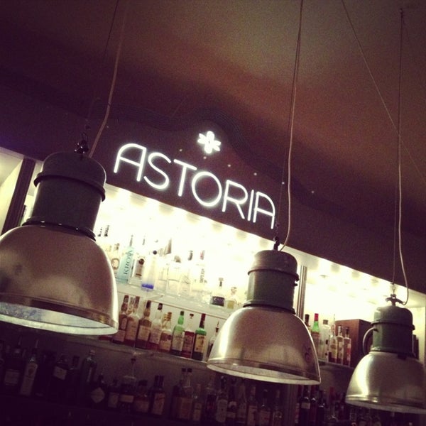 รูปภาพถ่ายที่ Astoria โดย Alessio M. เมื่อ 3/25/2013