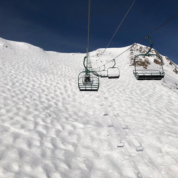 Снимок сделан в Lake Louise Ski Area &amp; Mountain Resort пользователем Haowei C. 3/30/2019