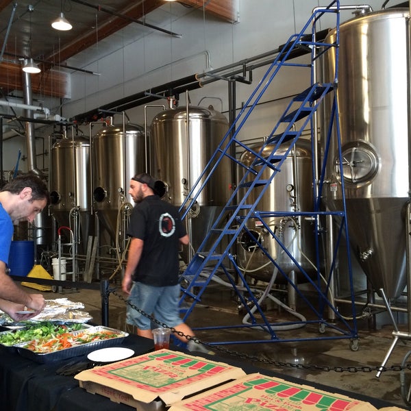 8/7/2015 tarihinde Haowei C.ziyaretçi tarafından Rough Draft Brewing Company'de çekilen fotoğraf
