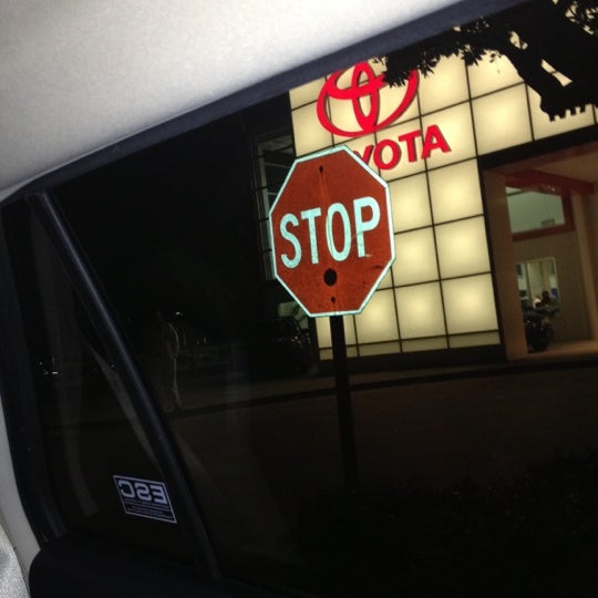 รูปภาพถ่ายที่ AutoNation Toyota Weston โดย Crystal C. เมื่อ 11/9/2012