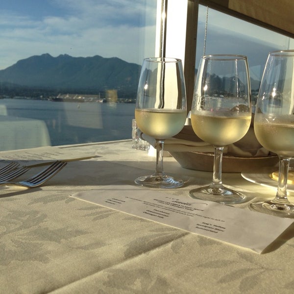 8/4/2014 tarihinde Karen L.ziyaretçi tarafından Five Sails Restaurant'de çekilen fotoğraf
