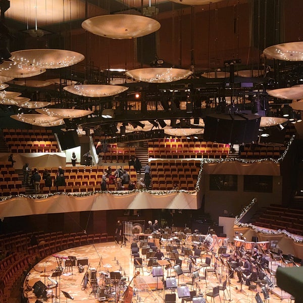 รูปภาพถ่ายที่ Boettcher Concert Hall โดย Tone M. เมื่อ 12/17/2021