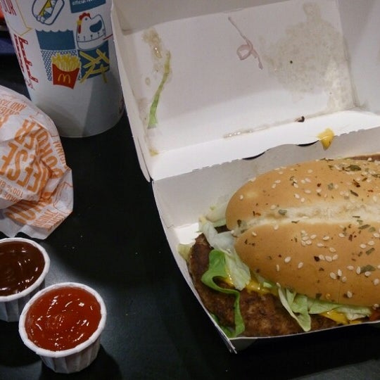 รูปภาพถ่ายที่ McDonald&#39;s โดย wew เมื่อ 5/22/2014