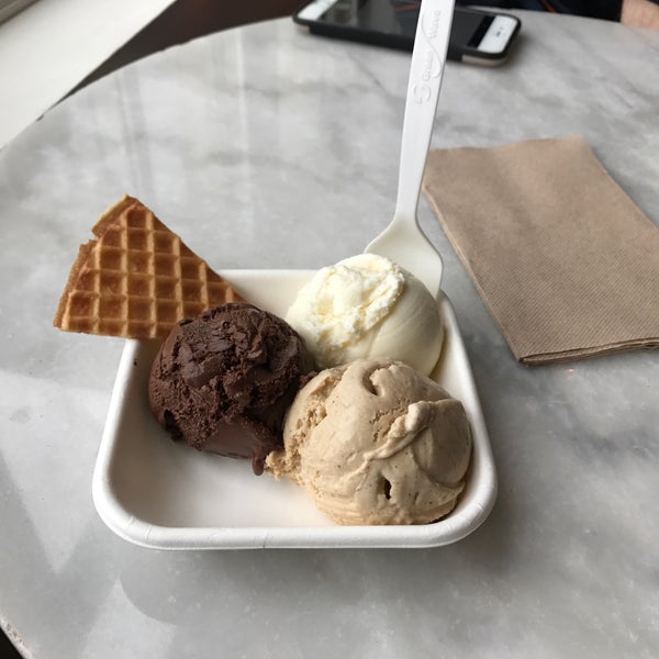 Das Foto wurde bei Jeni&#39;s Splendid Ice Creams von Jamie R. am 8/6/2017 aufgenommen