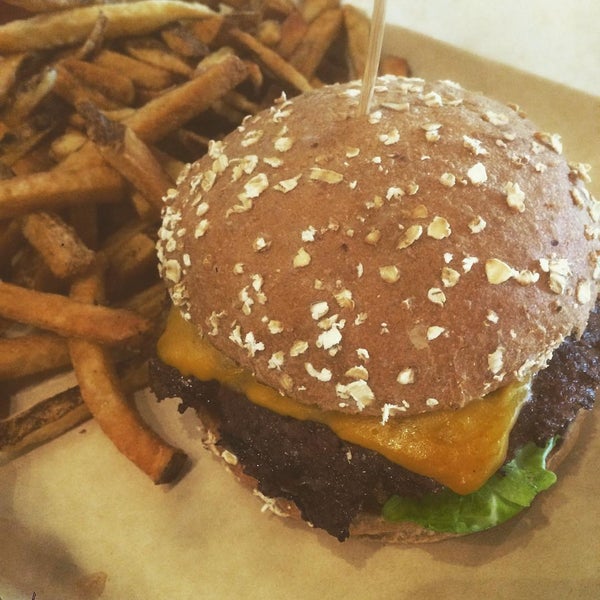 Photo taken at MOOYAH Burgers, Fries &amp; Shakes by ibotch on 8/1/2015