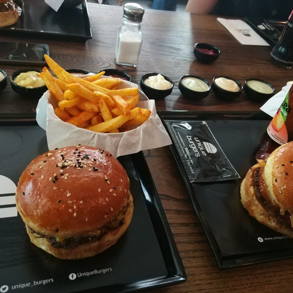 Foto diambil di Unique Burgers oleh Burak D. pada 7/20/2019