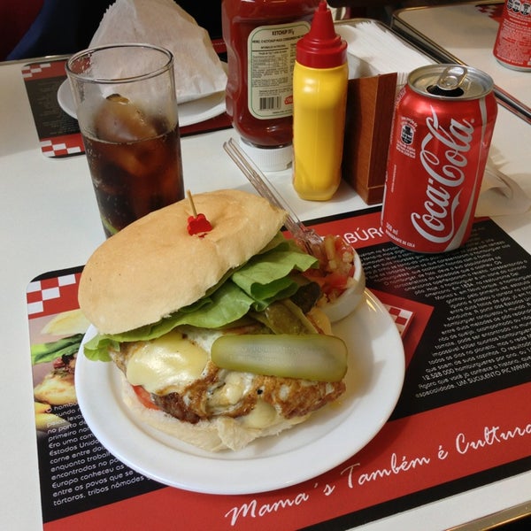 Снимок сделан в Mama&#39;s Burger пользователем Raphael P. 7/19/2013