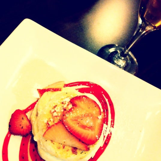 รูปภาพถ่ายที่ Crème Cupcake + Dessert โดย Kim W. เมื่อ 9/5/2012