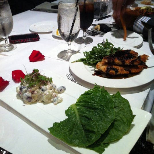 Das Foto wurde bei Bleu Restaurant and Lounge von Nichole R. am 4/22/2012 aufgenommen