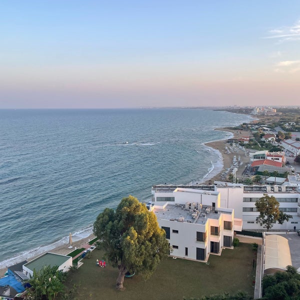Foto scattata a Salamis Bay Conti Resort Hotel da Murat Ç. il 10/22/2023