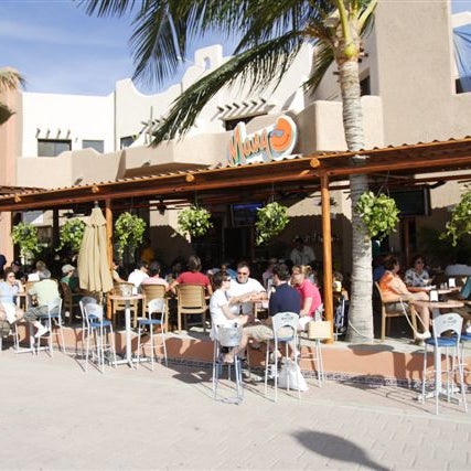6/13/2014 tarihinde Los Cabos Tourismziyaretçi tarafından Mango Cantina Restaurant &amp; Sports Bar'de çekilen fotoğraf