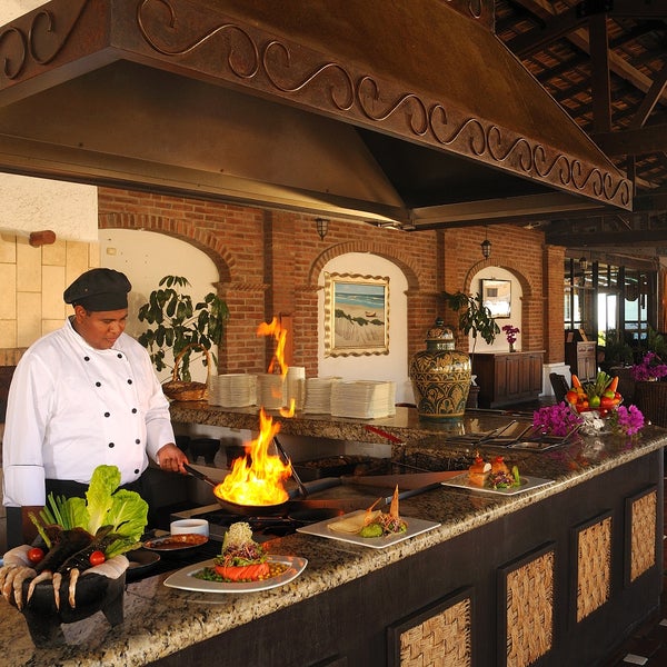 Prueba las delicias culinarias en Solmar Resort, desde pedidos a la carta hasta pedidos especiales, encontrarás el placer para tu paladar al instante.