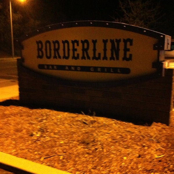 รูปภาพถ่ายที่ Borderline Bar &amp; Grill โดย Fantastical L. เมื่อ 1/16/2013