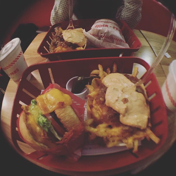 Foto tirada no(a) Burger and Fries por Vasken M. em 1/21/2016