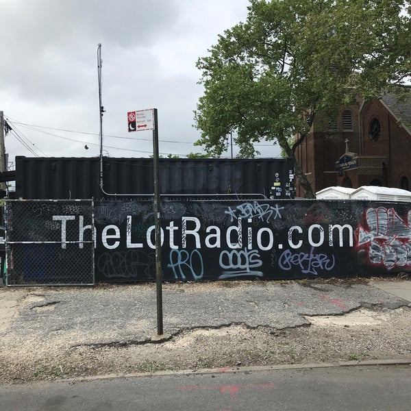 Foto diambil di The Lot Radio oleh Steven W. pada 5/28/2020