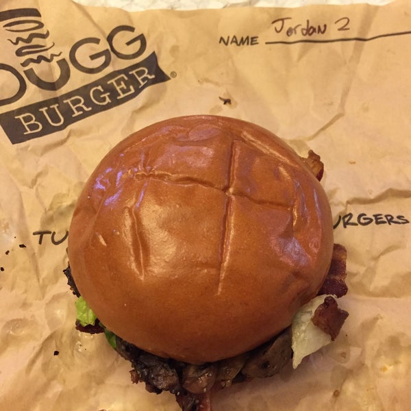 6/12/2016 tarihinde Andrew T.ziyaretçi tarafından Dugg Burger'de çekilen fotoğraf