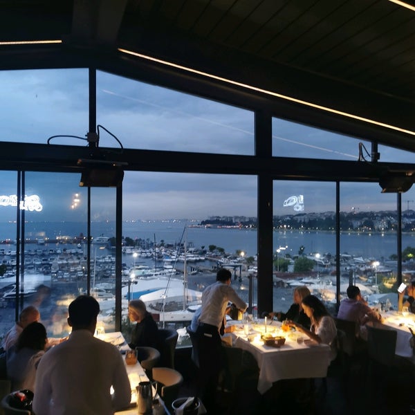 Das Foto wurde bei Ouzo Roof Restaurant von Bengisu H. am 6/23/2022 aufgenommen