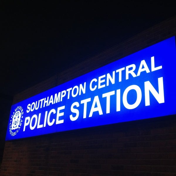 Foto tirada no(a) Southampton Central Police Station por Chris T. em 12/21/2012