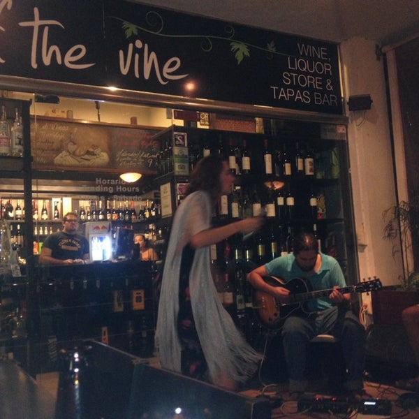 Снимок сделан в Off The Vine Playa Wine &amp; Deli Bar пользователем Irak Q. 4/26/2014