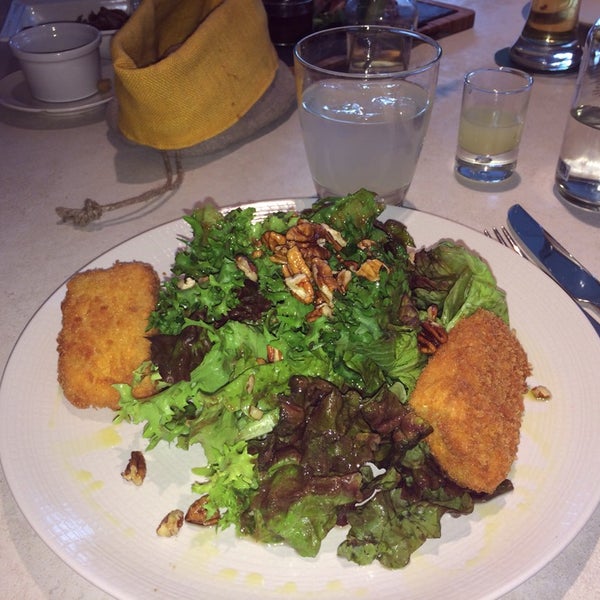 Photo taken at Luzia Jardin - Restaurante by Karen G. on 3/15/2014