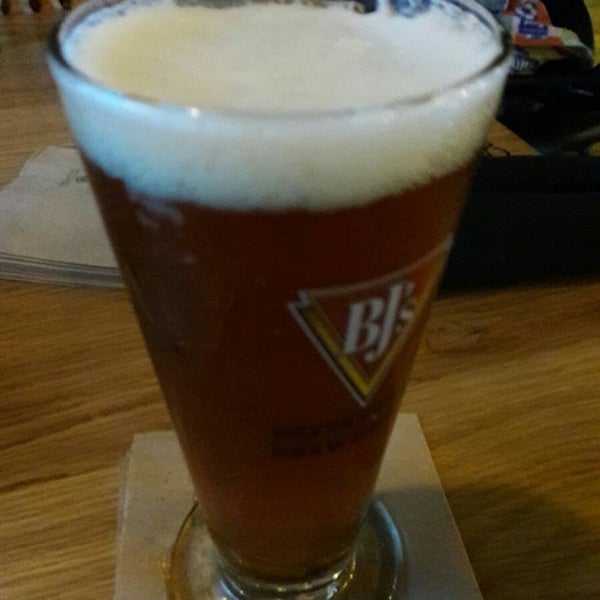Photo taken at BJ&#39;s Restaurant &amp; Brewhouse by Karl P. on 1/1/2017