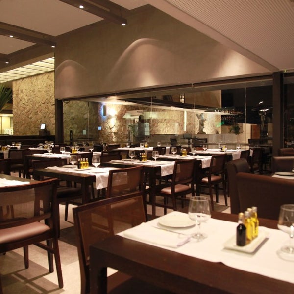 Inaugurado em dezembro de 2011, o restaurante Villa Roberti oferece o melhor da alta gastronomia, clássica e moderna, de todas as regiões da Itália, típico dos Ristorantes.