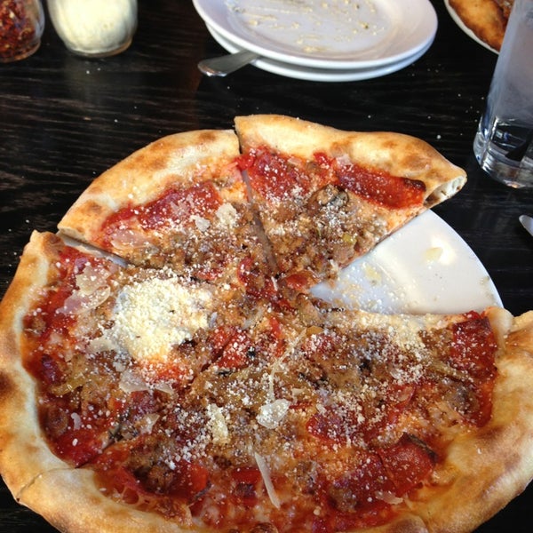 Foto diambil di Coals Artisan Pizza oleh Amber P. pada 2/19/2013