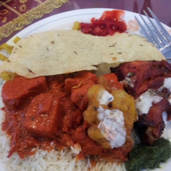 Foto tirada no(a) Moghul Fine Indian Cuisine por Leslie J. em 6/14/2013