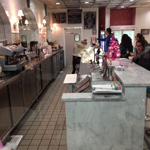 12/6/2013 tarihinde Jon H.ziyaretçi tarafından Petersen&#39;s Old Fashioned Ice Cream and Coffee'de çekilen fotoğraf