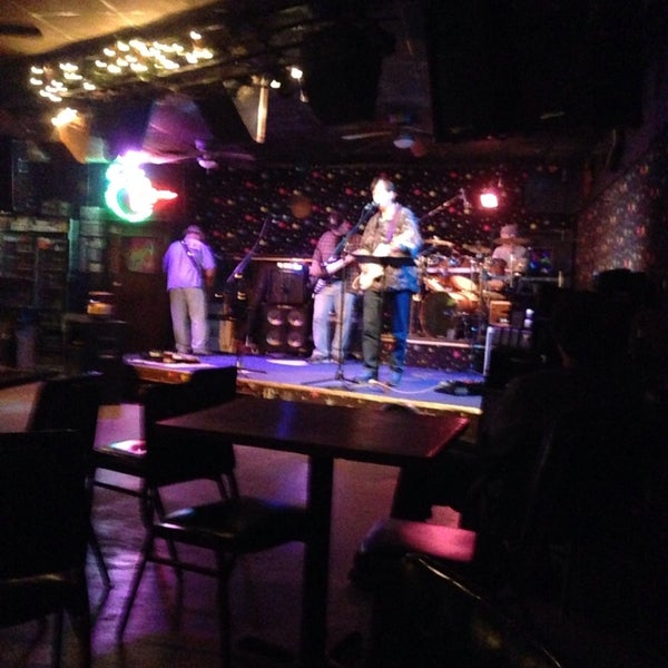 5/17/2014 tarihinde Ed A.ziyaretçi tarafından Dan Electro&#39;s Guitar Bar'de çekilen fotoğraf